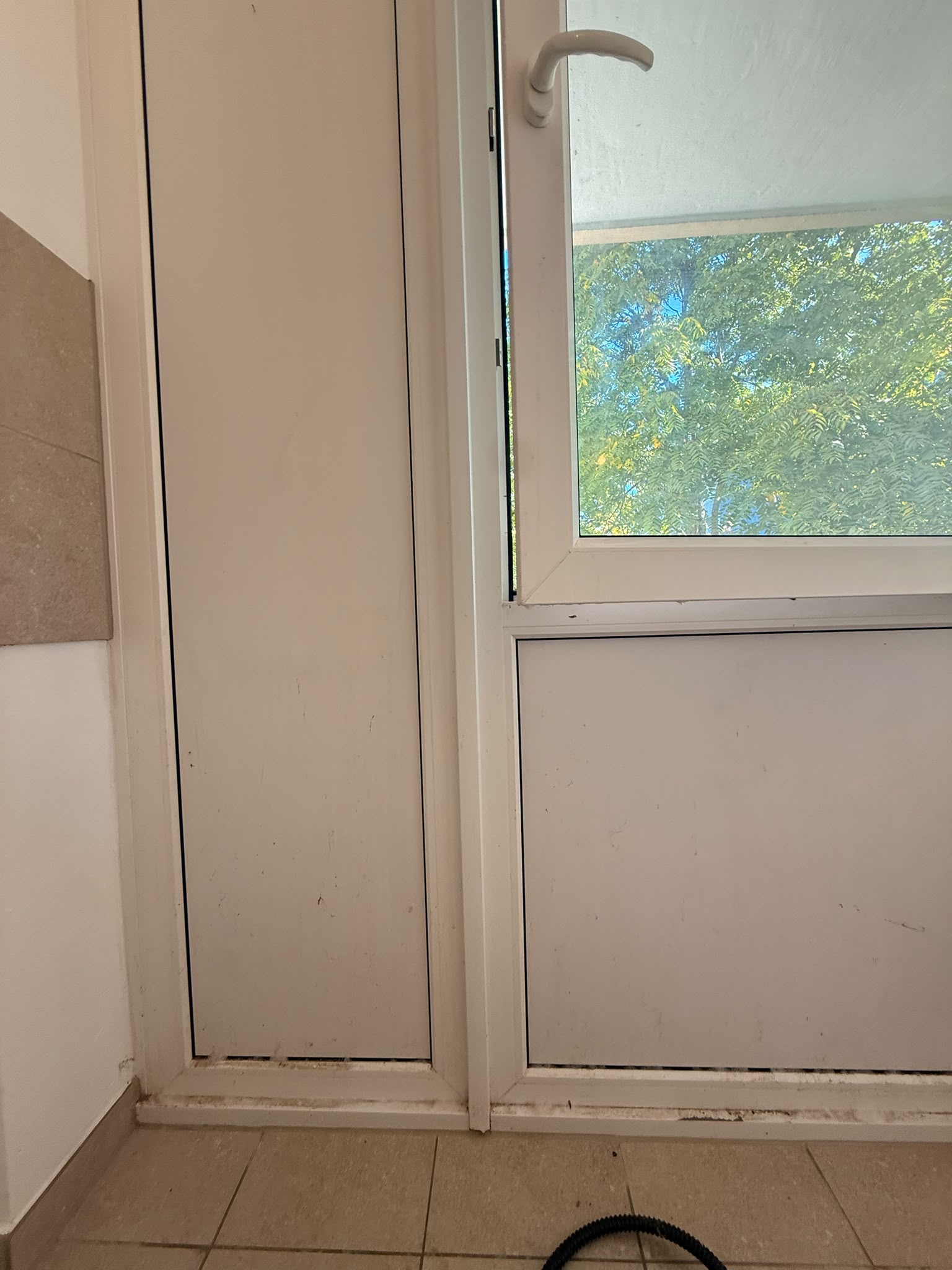 Fenster- und Türbereich in einem Innenraum, aufgenommen bei einem Einsatz