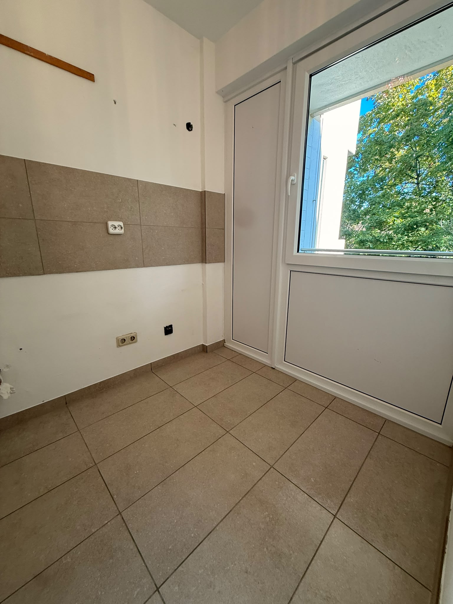 Innenraum mit gefliestem Wand- und Bodenbereich